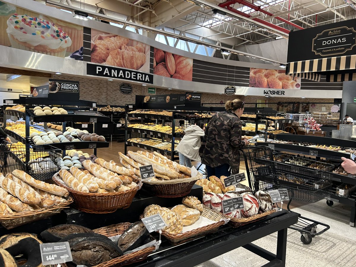 LisaThompsonPC's tweet image. After our delegation landed in Mexico, we literally hit the ground running when the Ontario Agri-Food Trade Mission visited retailers as an in-market exercise to assess opportunities for Ontario grains and bakery sectors.