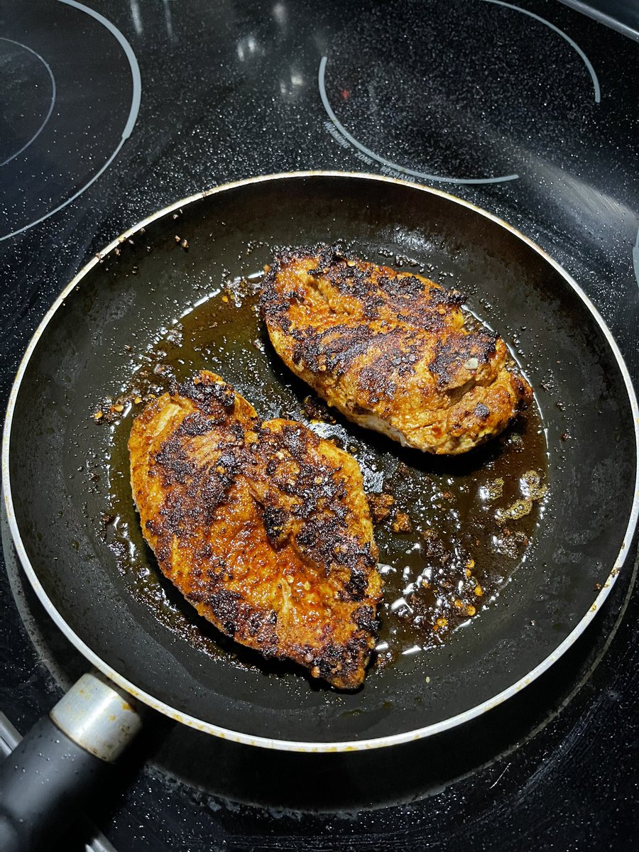 Buckteees's tweet photo. Before and After ๐จโ๐ณ
I got the secret recipe ๐คญ
#chickenbreast #beginnercook https://t.co/XCjUubvpxp