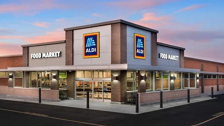 LasVegasLocally's tweet photo. An Aldi grocery store is coming to Henderson and people are freaking out https://t.co/Hx9GMGk7tn