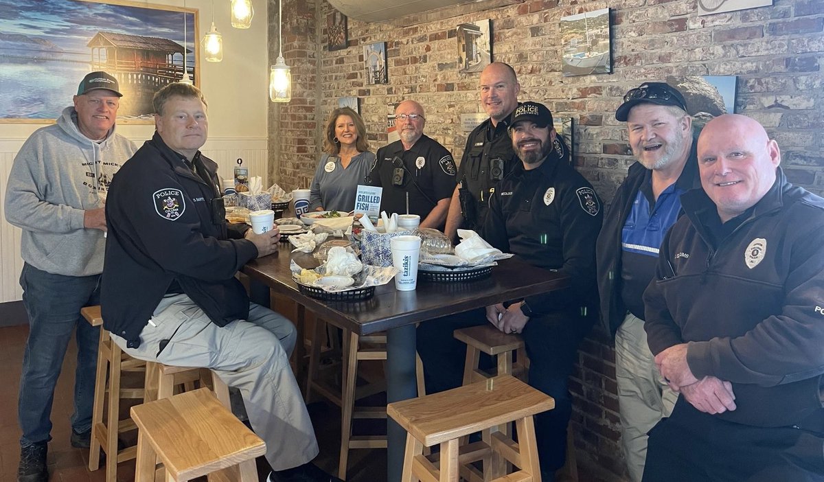 taasro's tweet photo. We found @tazikis treating @cullmanpd SROs to lunch. 💙 #SROsMatter #community @BOECullmanCity @CullmanUSA @AlabamaAchieves @revelspamela @sullysro @NASRO_Info https://t.co/SKFQh4YRSQ