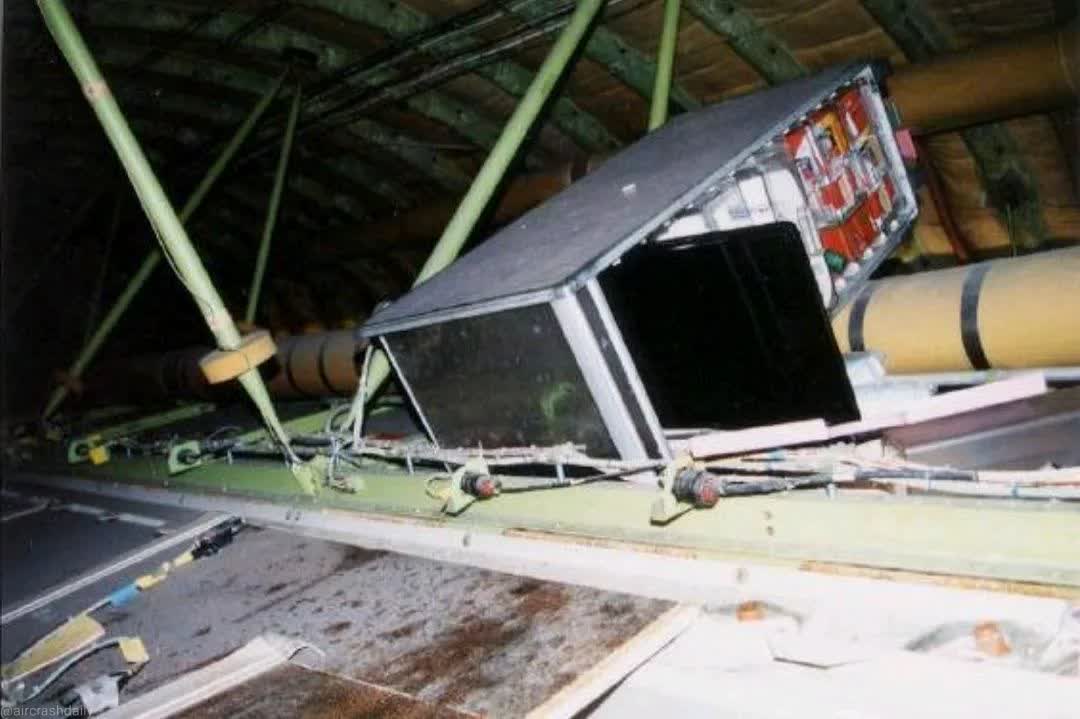 OnDisasters's tweet photo. #Thread Some pictures of the damage inside Flight 907 (B-747). And yes, in case you´re wondering, that´s a drink trolley that found its way past the aircraft´s ceiling. https://t.co/c8Y8c1hh15