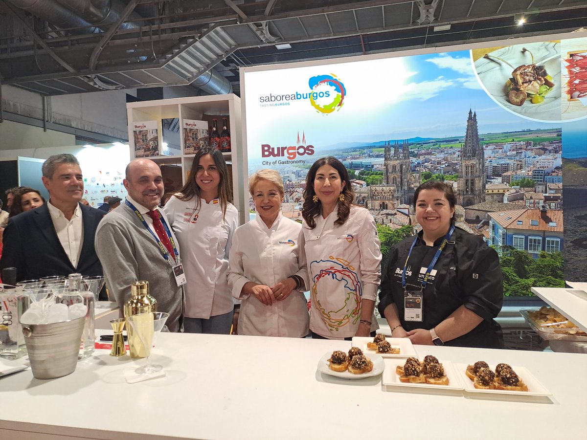 gastro_burgos's tweet photo. Segunda jornada en @madridfusion donde hemos recibido la visita de algunas autoridades como @rmorillo_setur acompañada de la presidenta y vicepresidenta de @SaboreaEspana en el stand de #saboreaburgos. Tiempo de tapeo en el aula gastronómica y visita de altura con Fernando Romay. https://t.co/be9obrxI18