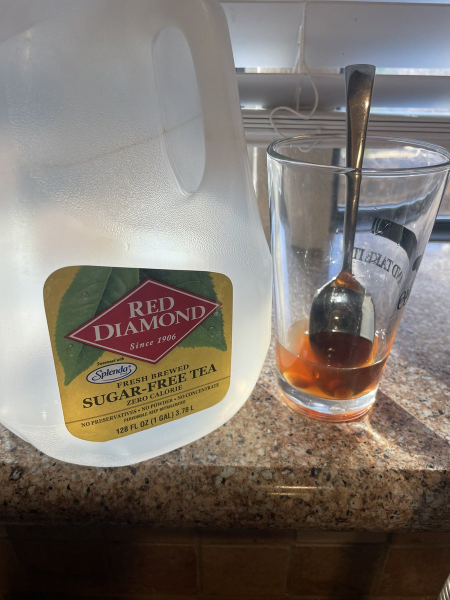 Bear_djones's tweet photo. @RedDiamond what the hell is this? This is at the bottom of my glass after I poured the last bit of tea in it. https://t.co/xa8OHdtQP8