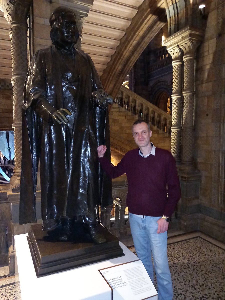 Excited to be in London to study beautiful Eocene squamates at @NHM_London Huge thanks @Palaeonto_Soc for the Richard Owen Fund! Of course, i said a hello to the fund's name sake (and palaeo-idol of my childhood), the great Richard Owen!