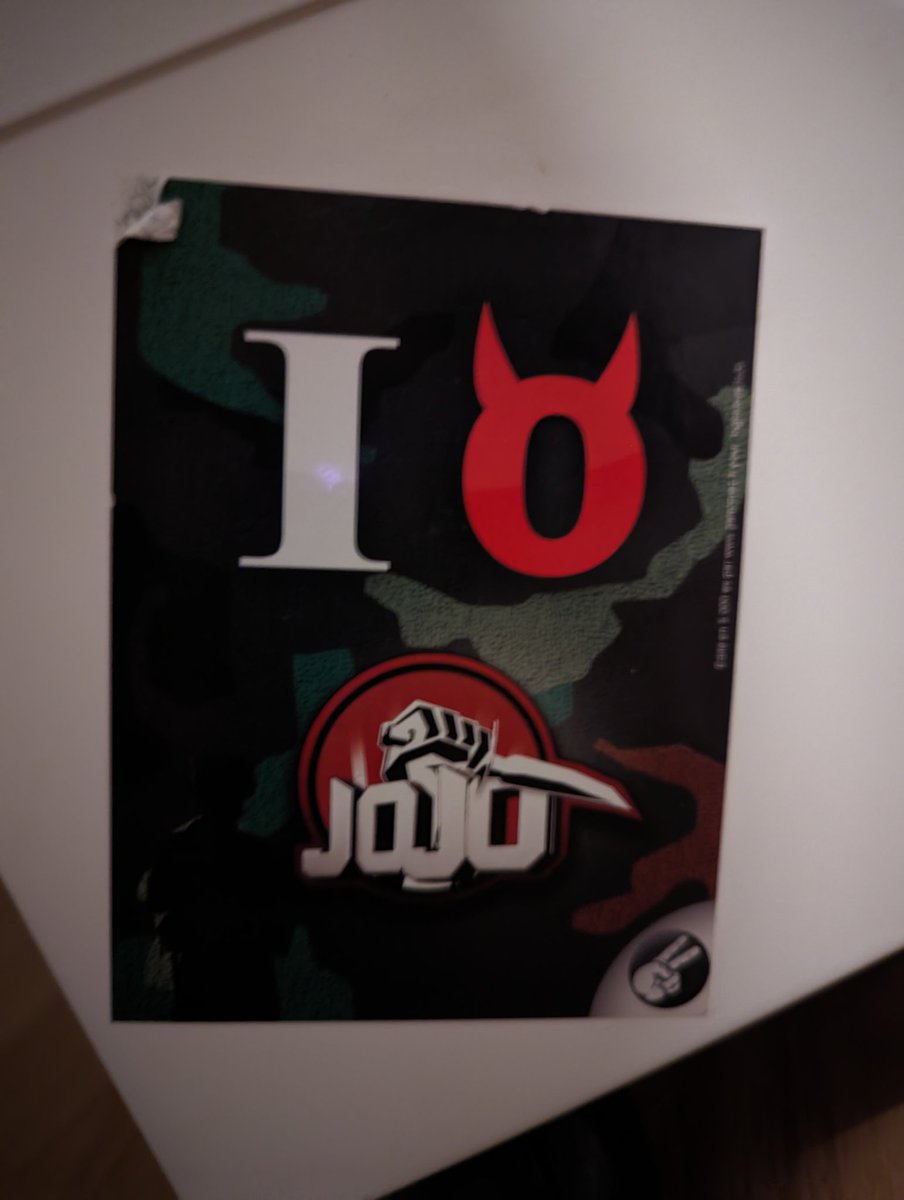 _Pazul's tweet photo. @BonsoirJojo Ça fait plus de 10 ans que je te suis aussi, preuve en est j'ai toujours ces stickers de mort impossible à décoller sur un de mes meubles ahah https://t.co/nMXEXney8P