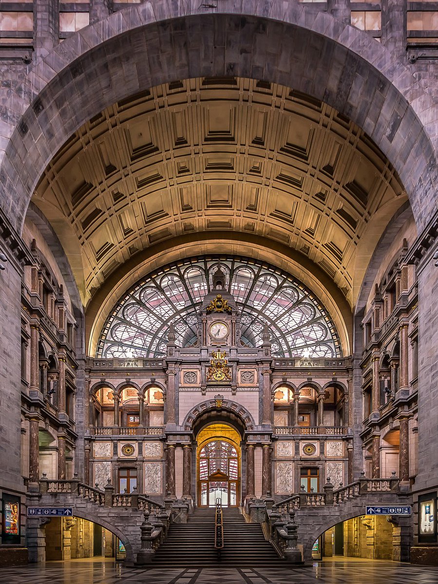 𝐀𝐧 𝐞𝐦𝐛𝐥𝐞𝐦 𝐨𝐟 𝐡𝐞𝐫𝐢𝐭𝐚𝐠𝐞 𝐚𝐧𝐝 𝐡𝐮𝐬𝐭𝐥𝐞. Centraal Station Antwerpen // 🇧🇪 ♡