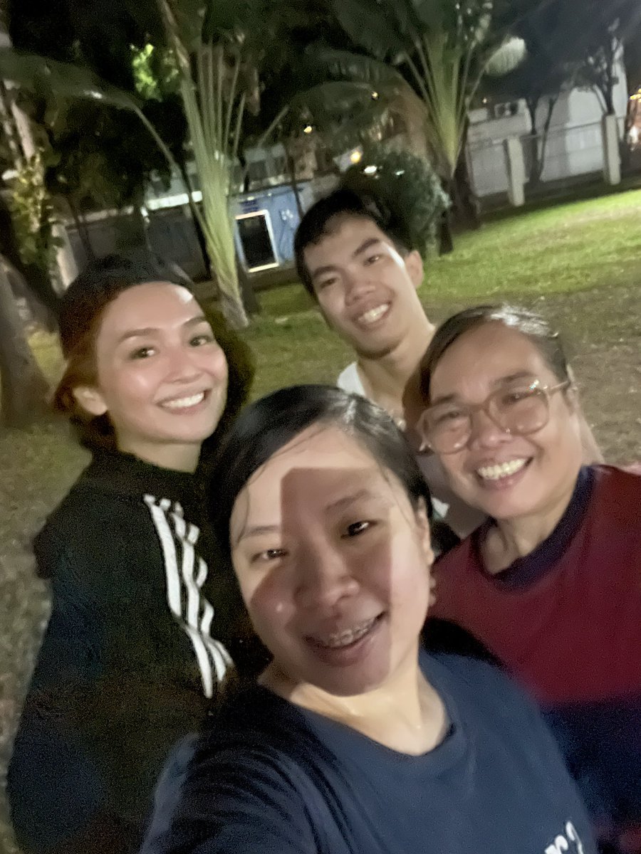 dyowanabels's tweet photo. Nag jogging kami kasabay sila Kathryn Bernardo and Jericho Rosales 🫶🏻
— they were with John Manalo that time (see video)
— naka sleeveless lang si Kath, so as gesture pinahiram sya ni John ng jacket (allegedly)
Di ko sila nakitaan ng issue kasi wholesome lang talaga 😅🫶🏻 https://t.co/Ohxktk6K1x