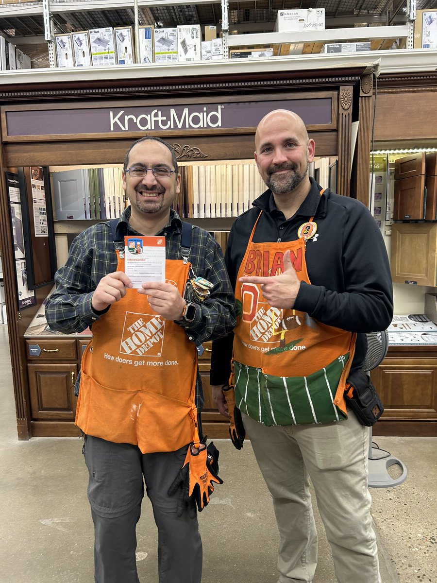 Congrats to Haitham on receiving a Homer Award from @THDSuzanaA for driving Customer Service levels!! You rock!! 🎸
