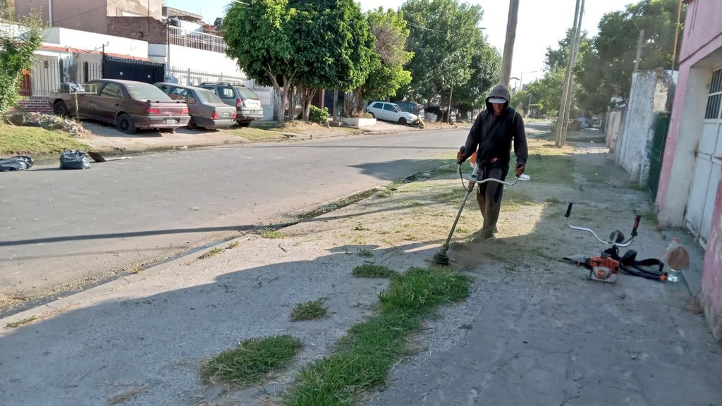 SecServiciosPub's tweet image. 🌿 Hoy realizamos labores de limpieza y desmalezado sobre Campana, Ingeniero Budge.
Trabajando para mantener nuestro entorno impecable.✨️

@fotermin @martinchoren_
@JulioCRiquelme2 @gabrielgagolmz Julio Chamorro @marielagomez_m

 #Budge #LomasEsEnEquipo