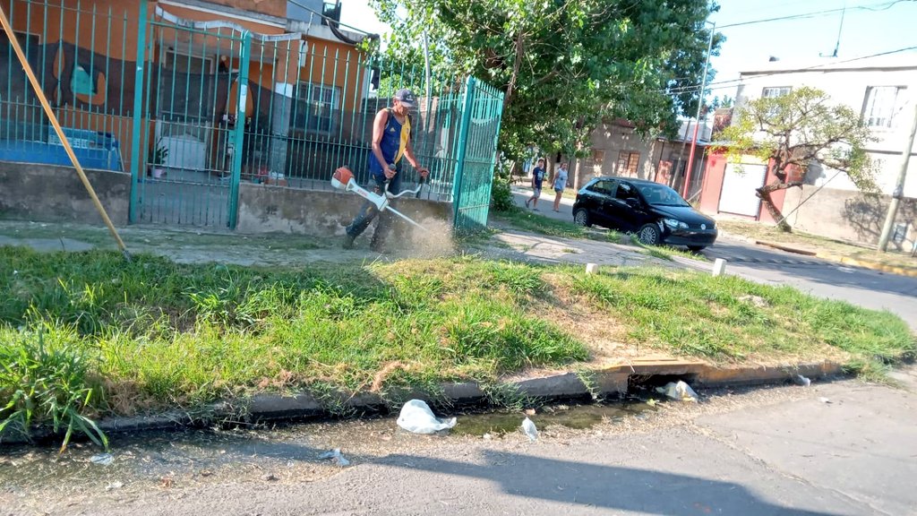 SecServiciosPub's tweet image. 🌿 Hoy realizamos labores de limpieza y desmalezado sobre Campana, Ingeniero Budge.
Trabajando para mantener nuestro entorno impecable.✨️

@fotermin @martinchoren_
@JulioCRiquelme2 @gabrielgagolmz Julio Chamorro @marielagomez_m

 #Budge #LomasEsEnEquipo