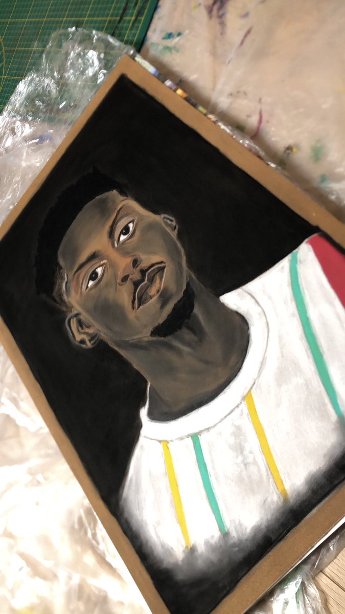Joueurs_GN's tweet photo. 🎨🇬🇳 𝗦𝘆𝗹𝗶, 𝗟𝗘 𝗠𝗬𝗧𝗛𝗘 !! 

𝗣𝗢𝗥𝗧𝗥𝗔𝗜𝗧 𝟭: 𝗠𝗢𝗛𝗔𝗠𝗘𝗗 𝗕𝗔𝗬𝗢

Fatoumata Kouyaté, alias Lettres Vagabondes Fatou-Mata (@FatouLettres) est une artiste plasticienne guinéenne, également autrice et fondatrice des Lettres Vagabondes Fatou-Mata. Elle met son art au service du développement durable de manière intimiste et conceptuelle, aussi grâce à l'écriture.

Elle a décidée de lancer une série de portraits mythiques des joueurs guinéens. Elle choisit de commencer par @momobayo27.

Grâce à série de portraits, Fatou Lettres s'inscrit dans une logique de durabilité, de questionnement mais aussi en s'appropriant les  enjeux sociaux, culturels, économiques, politiques.

Sa série de portraits met en lumière ; les hommes , l'histoire et l'héritage d'un passé pas si lointain dont nous risquons trop facilement l'hypothèque, faute de suffisamment graver dans la mémoire collective son poids ; son importance et surtout faute de la faire vivre dans le cœur des générations qui se succèdent.

Le portrait de Mohamed Bayo est une réussite et beaucoup d'autres vous seront dévoilés par l'artiste Fatou Lettres prochainement.