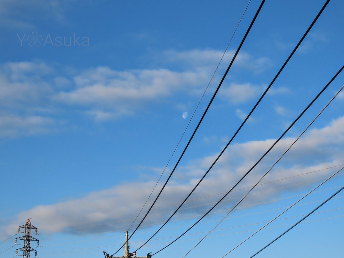 yumeasutw's tweet photo. #青空 に #高積雲 が流れ行く雲間から朝日が眩い水曜日の朝🌤️
西の空に白い🌖 #寝待月 (月齢19.4)

予想最高/最低気温🌡️13℃/-1℃
晴れ☀️
お洗濯日和👕👖日が差したり陰ったり午後は南風が吹きそうです🌬️➰

#イマソラ
#イマツキ #月 #moon
#空の名前
#天気の図鑑 #雲の超図鑑
#a2024  #a0131 #a202401 https://t.co/yQo4G24ju1