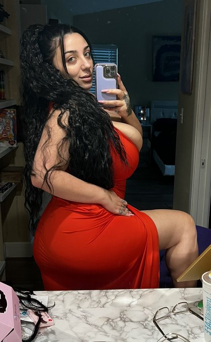 Spicy mommyyyy https://t.co/lKrnNkQXGd