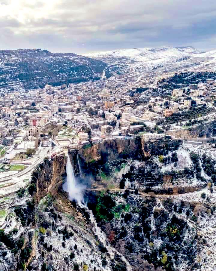 لا أحد في اليابان يعتقد أن هذا المشهد الجميل بشكل مذهل مع الشلال هو من إحدى دول الشرق الأوسط. للأسف ، لا يزال معظم اليابانيين تحت صورة نمطية مفادها أن الشرق الأوسط هو في الغالب توسع في الصحراء أو الأراضي القاحلة.
إحدى مهامي هي تعريفهم بجمال وثراء الطبيعة والثقافة اللبنانية!
