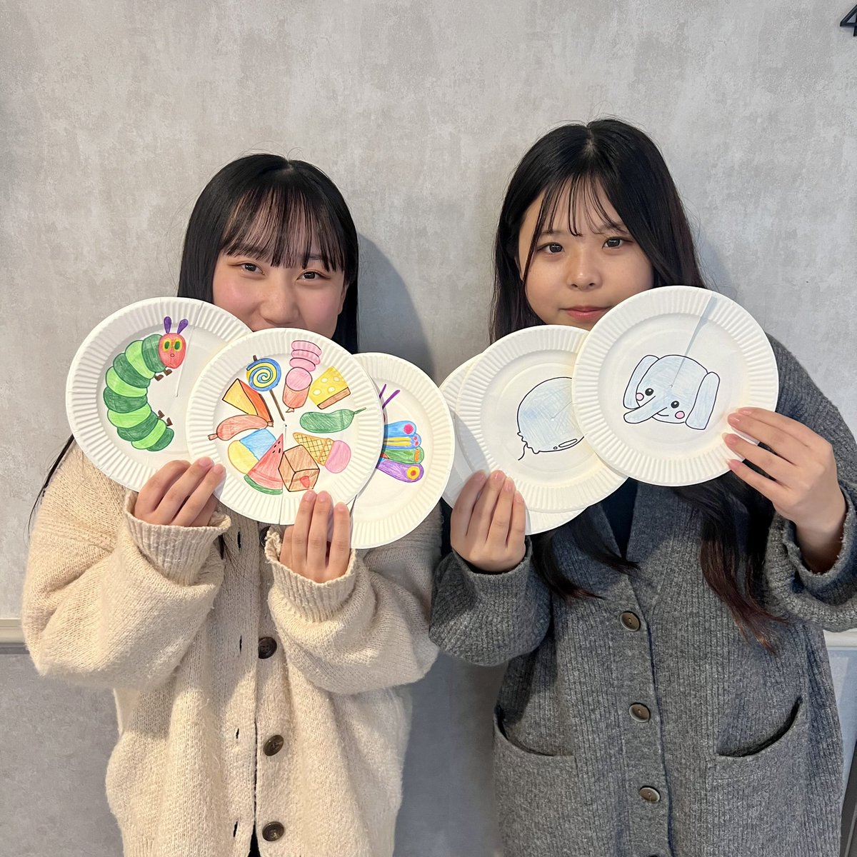 kc_sanko's tweet photo. 紙皿シアター🍽️🌟

日常生活にある物で、子どもたちと遊べる玩具を制作🦊🌟
くるくる紙皿を回すとイラストが変わる？！👶 https://t.co/W0e6W80RX7