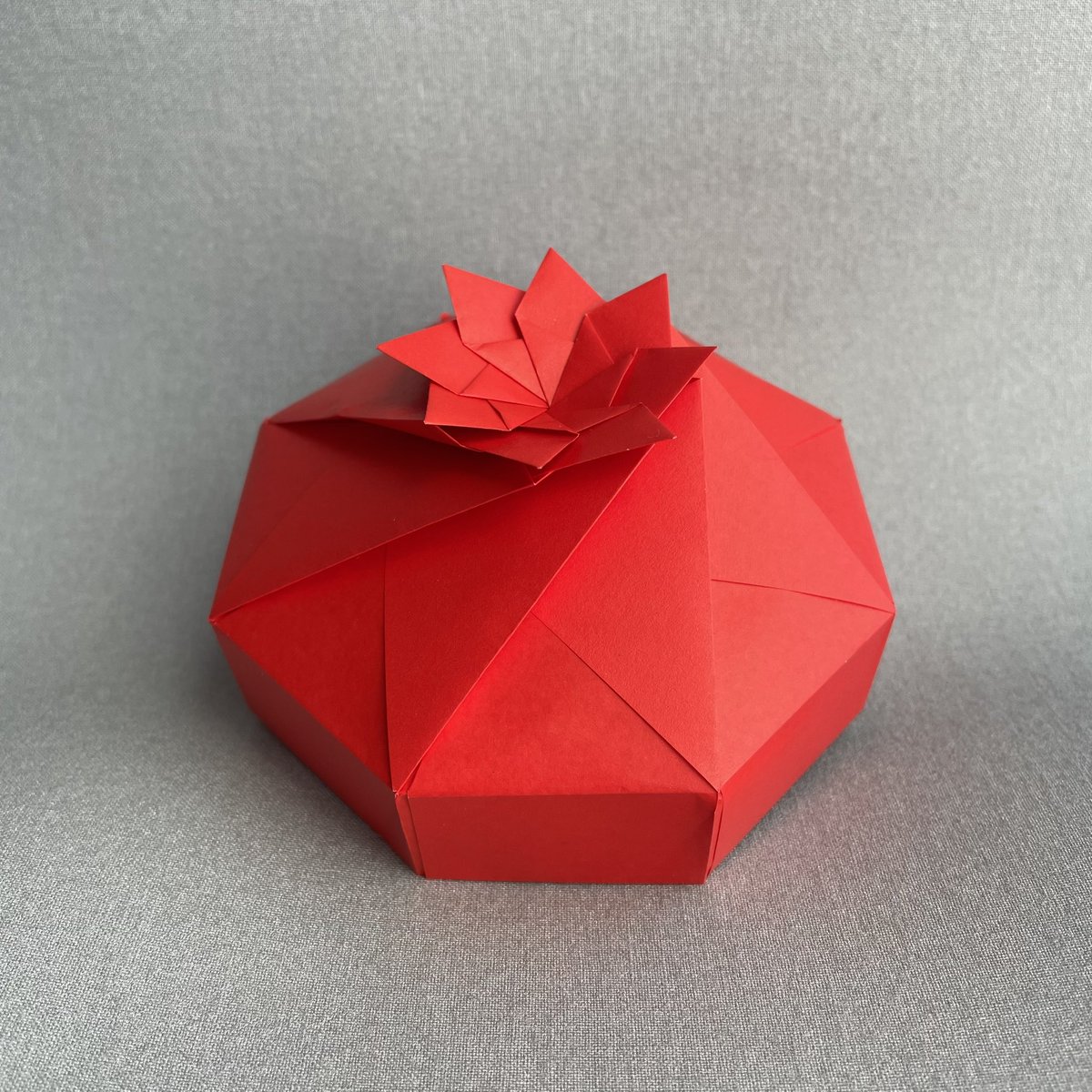 1011sachiko's tweet photo. 太陽フレアだ!
@hojo_origami #豊穣折紙
#太陽の箱 #SunBox https://t.co/XWdQRvXRi0