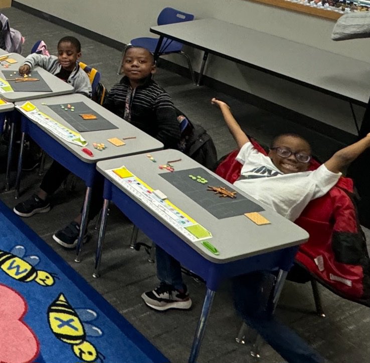 CulverLCISD's tweet photo. Mrs. Shaw's students enjoyed learning more about the hundreds place value using some yummy snacks! #LamarCISDMath #UnleashYourMathThinking https://t.co/d3WyklYJk7