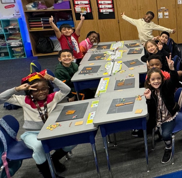 CulverLCISD's tweet photo. Mrs. Shaw's students enjoyed learning more about the hundreds place value using some yummy snacks! #LamarCISDMath #UnleashYourMathThinking https://t.co/d3WyklYJk7