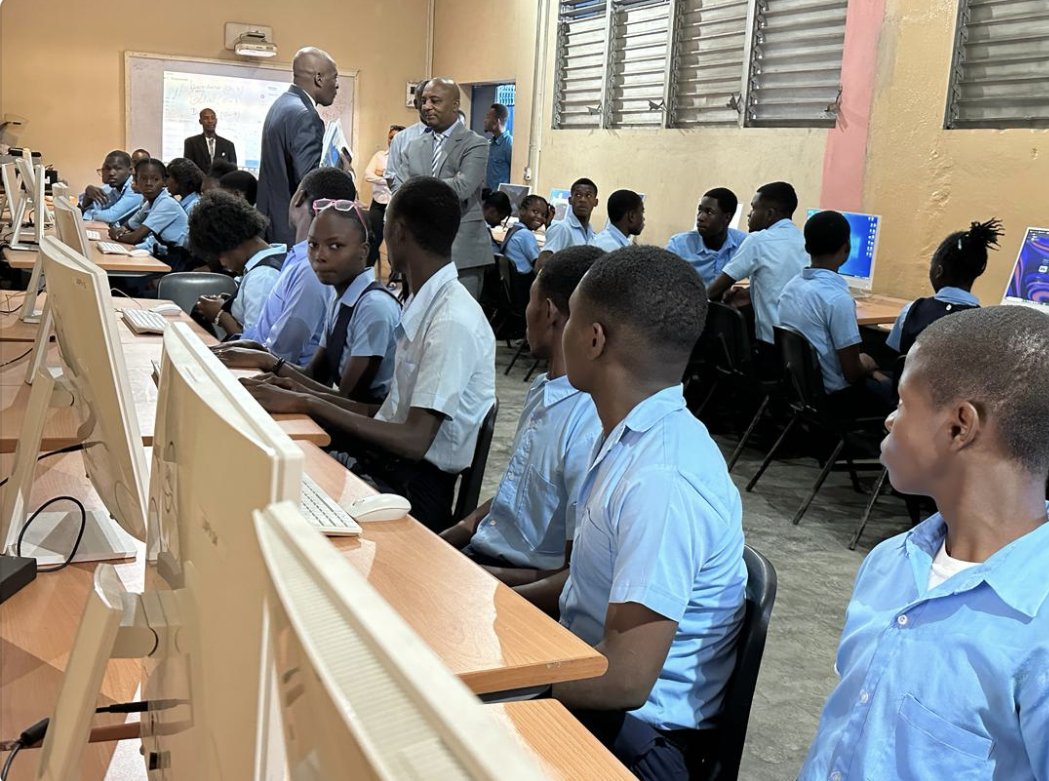 nesmymanigat's tweet photo. @MENFP_Education ap vanse ak nouvo opsyon bakaloreya teknolojik #NouvoSegondè a. Pandan vizit m ap fè pou ankouraje lekòl ane 2024 sa, mwen pwofite vizite lekòl piblik ak prive ki fè chwa demare opsyon teknik e pwofesyonèl nan domèn tankou nimerik, agwo-ekoloji e latriye. https://t.co/bmcbZ6mjos