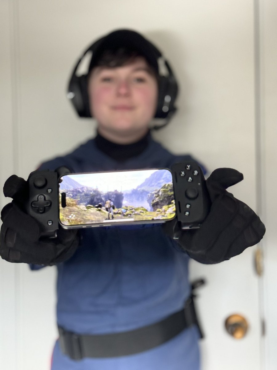 astrandofgold's tweet photo. Tomorrow/Death Stranding is in your hands 🙌🏻👻🌈☂️🐋

#DeathStranding #Razer https://t.co/ls6zx6grPg