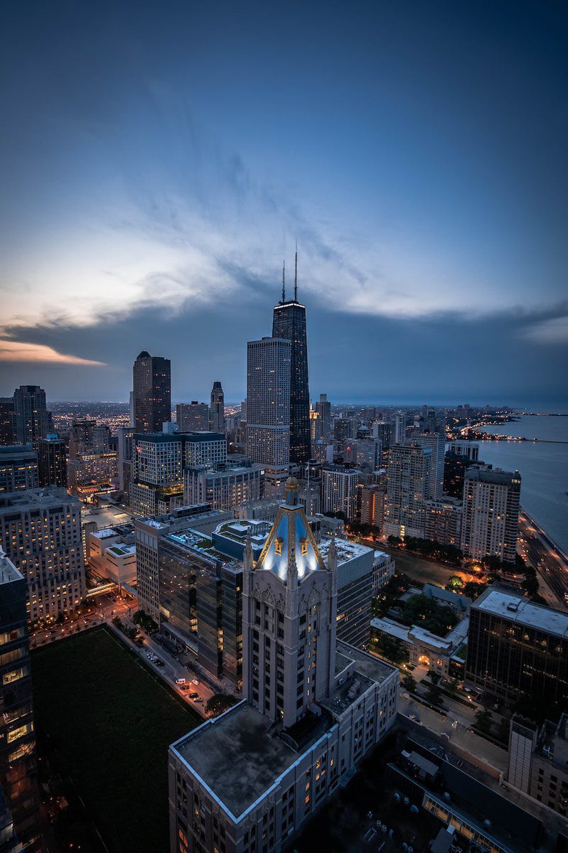 chrisinjects's tweet photo. Chicago, a city of resilience and diversity, shines with its iconic skyline and vibrant neighborhoods. Embracing its rich culture, let’s celebrate the Windy City’s unique spirit #ChicagoPride https://t.co/ymU4I4ymS8