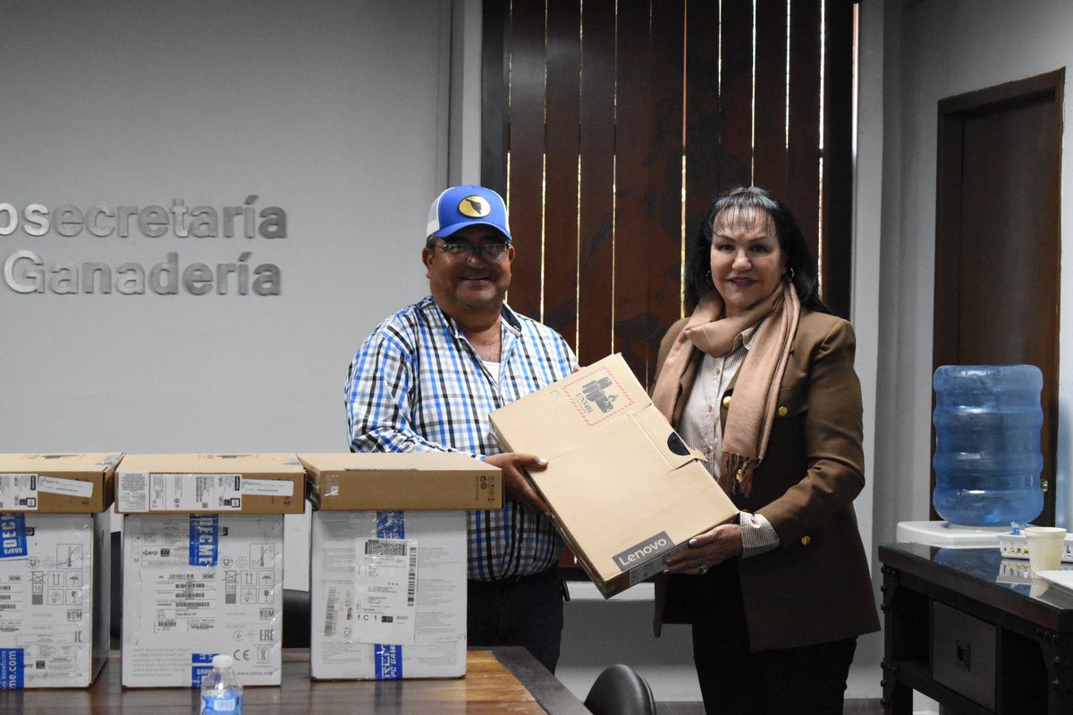 FaatimaRod's tweet photo. Como lo indico nuestro Gobernador  seguimos apoyando a nuestros productores ganaderos, por eso  respaldamos  con equipos de cómputo a los inspectores de ganadería que realizan el Registro Electrónico de Movilización de Ganado. 

#REEMO #TierraDeOportunidades #CompromisosFirmes https://t.co/wMrNx4Birl