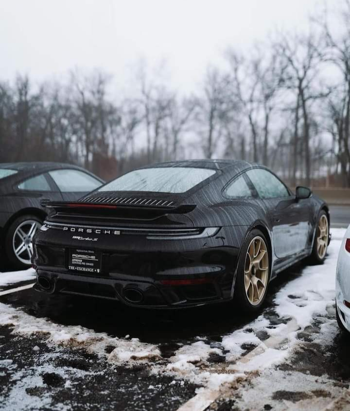 Oscarol95842891's tweet photo. #Porsche 🖤❄️🌨️ https://t.co/O0fe5qnTOy