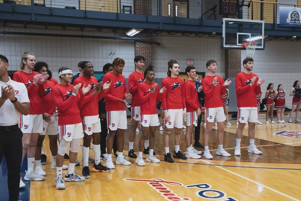 Prior to Saturday’s game vs UCO, Stevie Strong was recognized for eclipsing 1,000 career points. Alongside family and HC RJ Allen, Strong was presented a gift to mark the historic achievement. Strong is the first Jet to eclipse the mark since joining <a href="/NCAADII/">NCAA Division II</a> in 2006-07. (1/2)