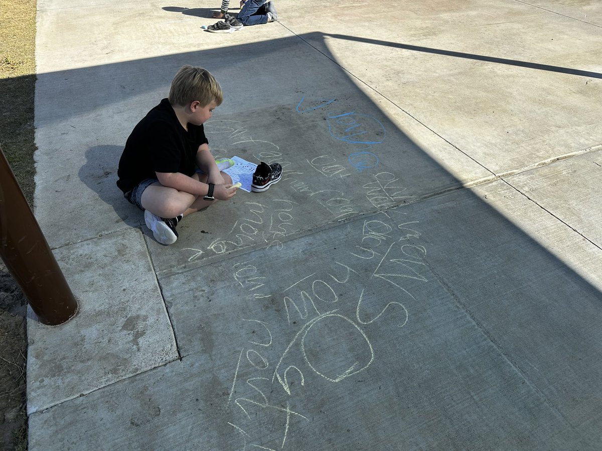 MrsP_2ndGrade's tweet photo. Working on our “OU” and “OW” rule in UFLI this week, and we had to go out and enjoy this beautiful weather. So, we broke out the new chalk colors and went outside for word work🖍️🎨🌈 #WorldChanger #RollReadChalkIT 
@HumbleISD_CE https://t.co/q2HtCjrTsd