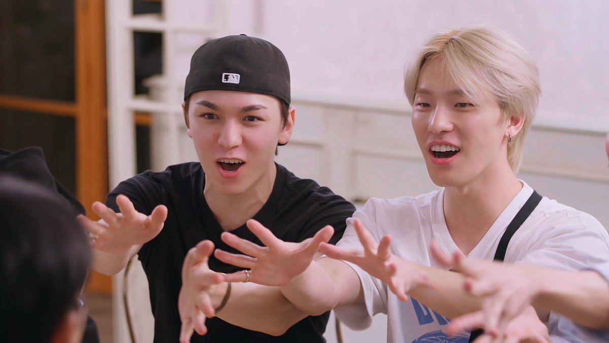 [#SEVENTEEN JAPAN NEWS]
『NANA TOUR with SEVENTEEN』U-NEXTで配信中！

🎬t.unext.jp/r/seventeen_na…

ステージで見せるプロフェッショナルモードはOFF😌🏝️
初めてのイタリア旅行で旅行初心者モードON🔰🚌💨

デビュー10年目を迎えた
SEVENTEENのヨーロッパ友情旅行記💎

#UNEXT
#나나투어 #NANA_TOUR