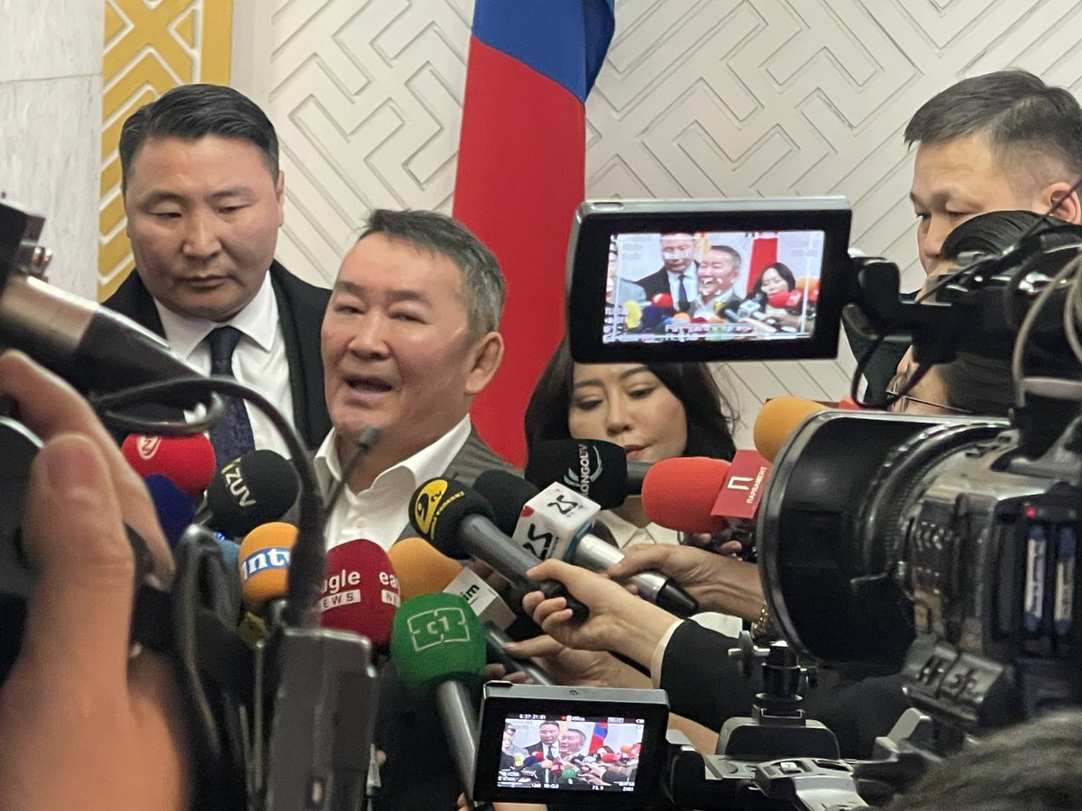 Булгаковын Нохойн зүрх зохиолоор хийсэн киног хуучны хүмүүс санадаг л бх. Харин шинэ үеийнхэн энэ зохиолыг мэдэхгүй. 

Москвагийн нэгэн бохир гудамжны хоолны газрын үүдээр өлсгөлөн золбин нохой хоол горьдон эргэлдсээр тогооч эзний уурыг барна. Тэрээр хараал урсган тогоонд буцалж