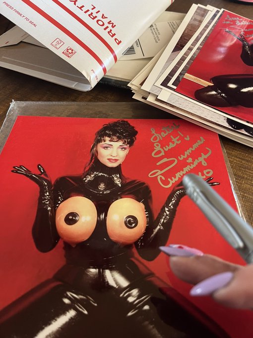 Good evening everyone. I&rsquo;m just sitting here signing some eight by tens for moviefanz I hope you&rsquo;ll be