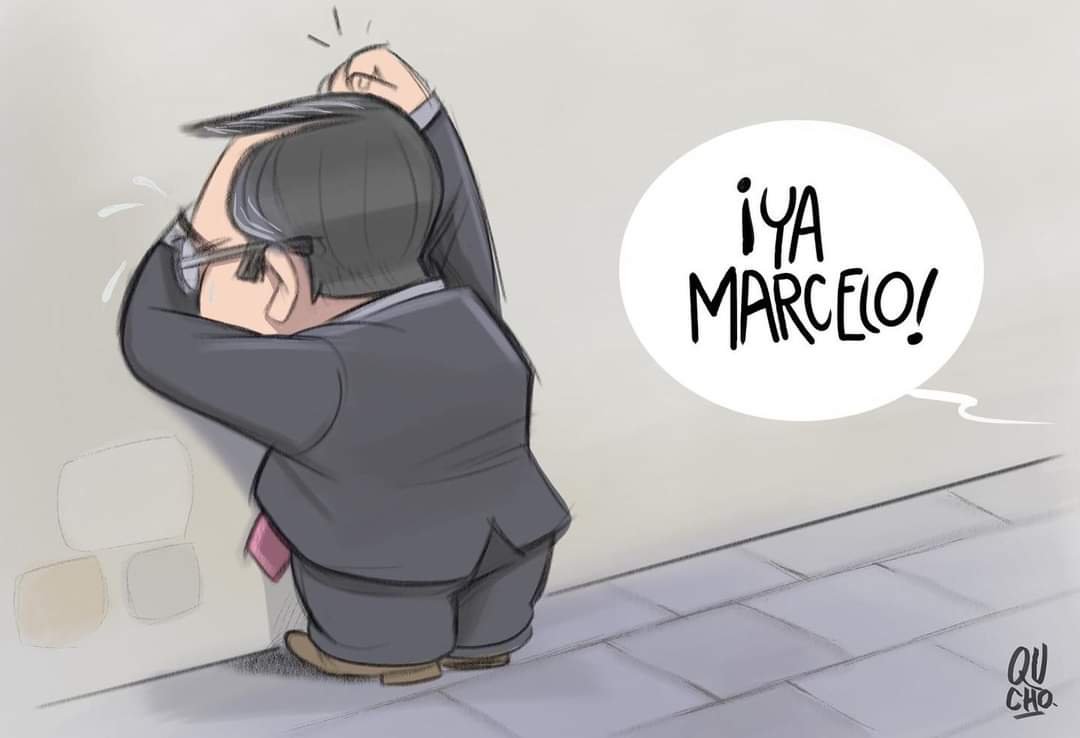 alfonso's tweet photo. Que bueno que #EsCladia  yo #AMLOaClaudia porque #ConMarceloSIqueNO 

"Aquí fue donde la puerca torció el rabo"

Las reiteradas ocasiones en las que he dicho que Marcelo Ebrard no es un tipo capaz no con contenido acaban de ser reiteradas por el mismo, al haber aceptado la  condecoración hondureña sin la debida autorización del Congreso de la Unión y del Ejecutivo Federal pierde la ciudadanía (no nacionalidad) mexicana y no podrá aspirar ni con la aspiradora de su casa a un cargo público. 

Su error de rookie demuestra que pasó por la Cancillería de paso y que firma cosas que no sabe que son, ya que tuvo el mismo que firmar diversos oficios remitiendo a la Secretaría de Gobernación esos dictámenes que son cientos al año, solicitando un dictamen de procedencia para el otorgamiento de la condecoración, esto debió de haber sido publicado en el  Diario Oficial y no fue publicado. 

Al haber perdido la ciudadanía  no puede aspirar a cargo público ya que cualquier cargo público requiere estar en pleno ejercicio de sus derechos y contar con la ciudadanía.

Sería una pena que no cumplan la ley en este caso ya que dará cuenta de que vivimos  en un país sin ley o donde la ley no vale nada.

Además se nota claramente que la Embajada mexicana que lleva su sello como todo el al vapor, falló en la responsabilidad de ser garante en ese país de la carta magna y no lo fue, al no advertirle su error de un canciller novato sin contenido ni lo básico para ejercer ese tan importante cargo que hoy si es dignamente representado por la Canciller Alicia Bárcena. 

Es importante que la cejita levantada y la cara de mamón  así como berrinchitos de bebé solo son para impresionar pendejos más no es una particularidad que ataña a la inteligencia como es el caso. 

Artículo 37.

C) La ciudadanía mexicana se pierde:
I. Por aceptar o usar títulos nobiliarios de gobiernos extranjeros;
II. Por prestar voluntariamente servicios o funciones oficiales a un gobierno extranjero, sin 
permiso del Ejecutivo Federal;
Fracción reformada DOF 30-09-2013
III. Por aceptar o usar condecoraciones extranjeras sin permiso del Ejecutivo Federal.
El Presidente de la República, los senadores y diputados al Congreso de la Unión y los
ministros de la Suprema Corte de Justicia de la Nación podrán libremente aceptar y usar 
condecoraciones extranjeras;
Fracción reformada DOF 30-09-2013

Ejemplo de dictamen para permisos constitucionales así como todos los pasos que se debieron de llevar a cabo: