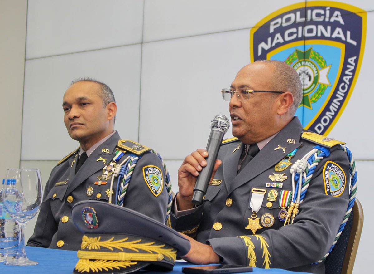 Durante la actividad que se realizó en la sede central de la institución del orden, le fue entregado al mayor general Guzmán Peralta un presente a manos del teniente coronel Miguel Benítez, P.N.

“Sigan haciendo el esfuerzo que hasta ahora ustedes han hecho, más cuando uno logra