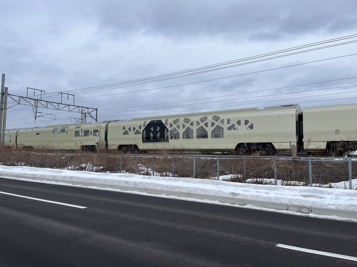 assh44's tweet photo. これは何の豪華列車？
#JR
#豪華列車
#青森
#優雅な老夫婦がてをふってた https://t.co/7nNZlOxfg7