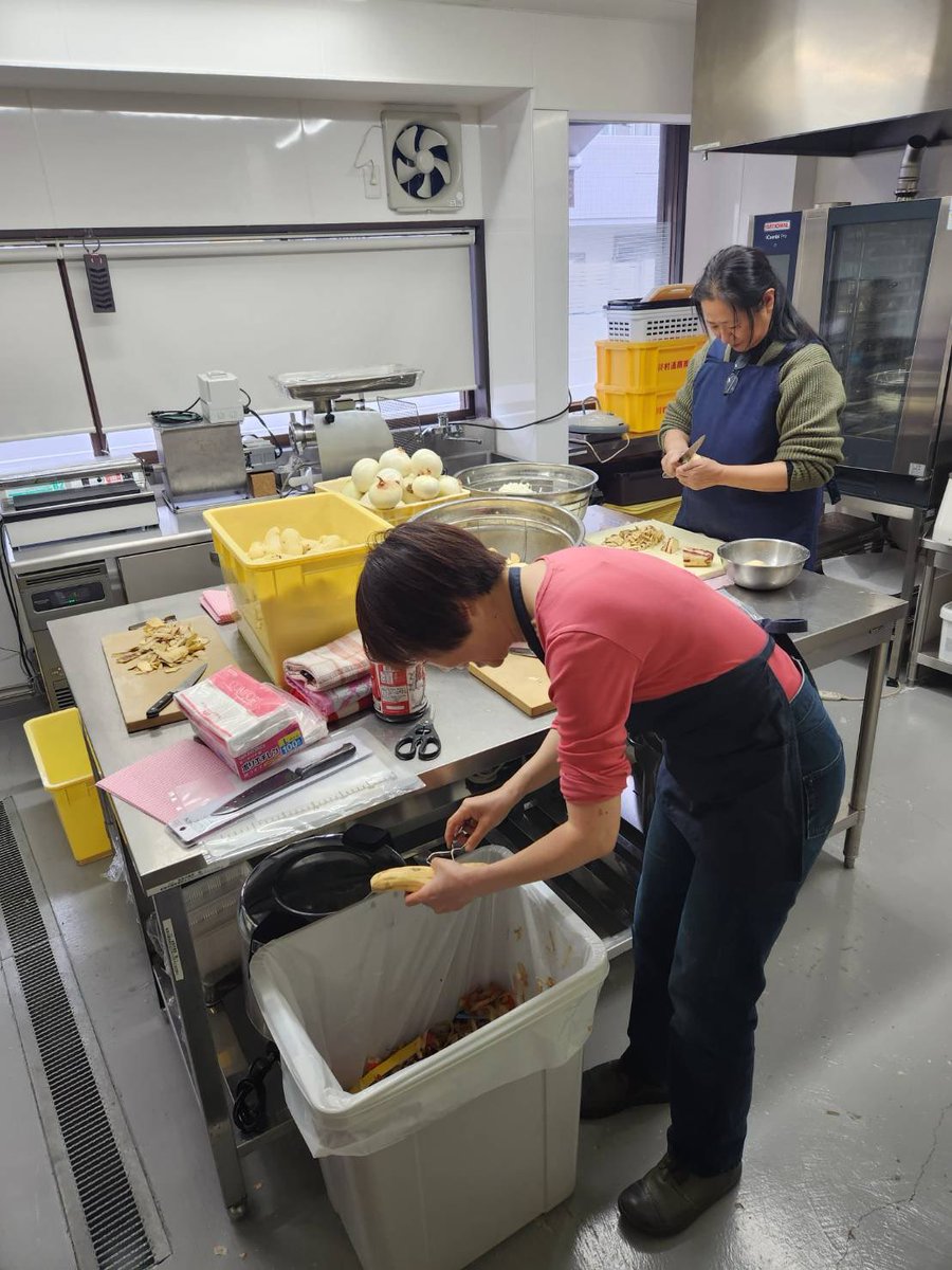 HIDEBOW2002's tweet photo. 京都から炊き出しチーム！
大量すぎて、冷凍に時間がかかり、
3日がかりで、できあがり！

頭芋のスープ　100食
サツマイモとジャガイモのポタージュ　200食
ハヤシライス　225食
煮込みハンバーグ　380食
を、2箇所に送り出しました！
美味しく食べてもらえますように！ https://t.co/IDk4luxA93