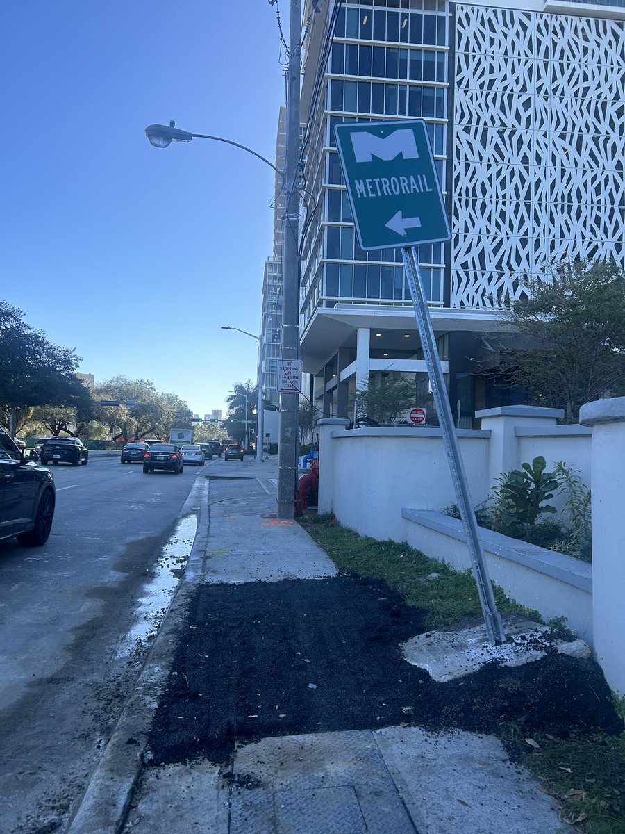 What’s up with this picture? This is not acceptable. Please fix. NW North River Drive and 16 ave.  @riverlanding @IRideMDT  @CityofMiami @miamidade311