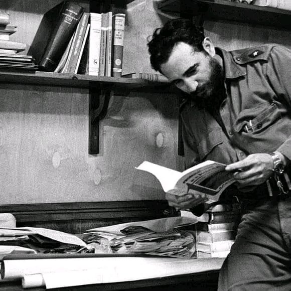 Hemos conocido q se preparan las Obras escogidas de #Fidel. Nosotros, los cubanos, tenemos el privilegio de tener Obras para todos los tiempos en Fidel y en Martí. Nuestro deber: estudiar, divulgar y aplicar en la práctica. #FidelPorSiempre #DeZurdaTeam 🇨🇺 💪