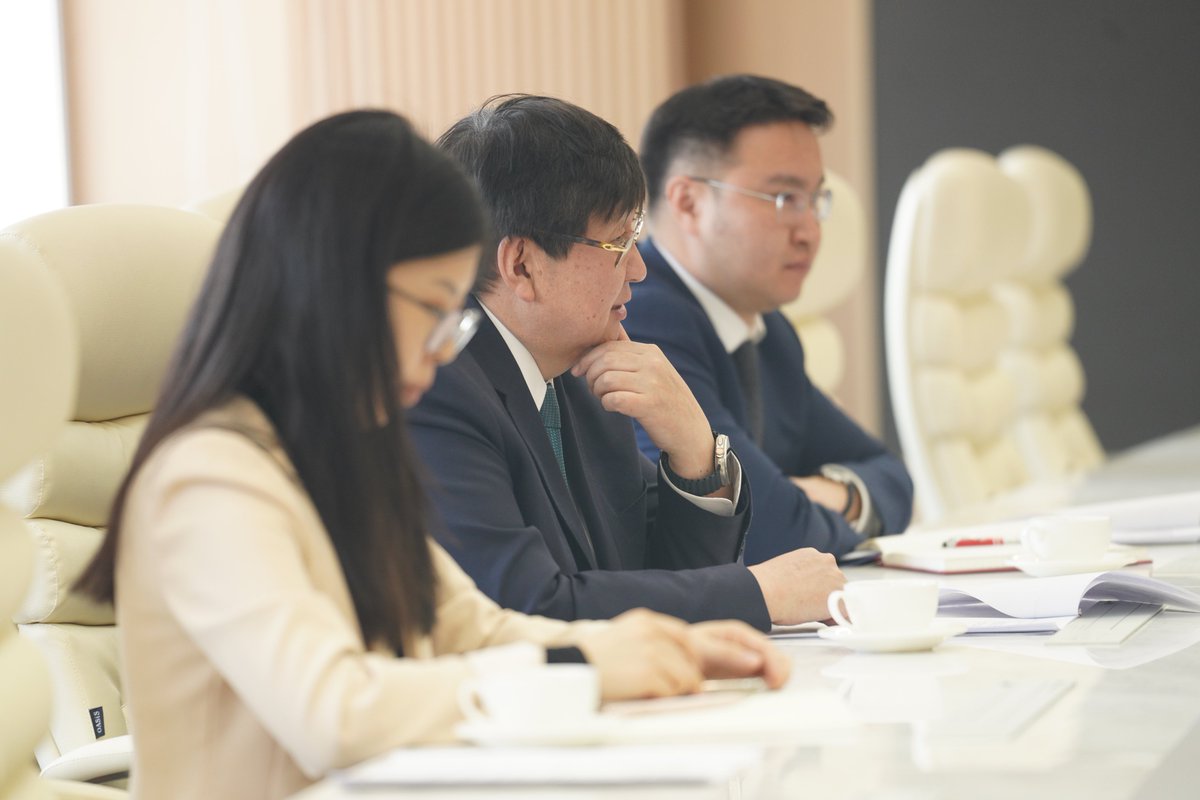 Их Британи, Умард Ирландын Нэгдсэн Хаант Улсаас Монгол Улсад суугаа Элчин сайд Фиона Блайт болон Петро матад ХХК-ийн гүйцэтгэх захирал Майк Бак тэргүүтэй төлөөлөгч нартай уулзаж, Их Британийн хөрөнгө оруулагч нарын гомдол, тулгамдаж буй асуудлын талаар санал солилцлоо.
Петро