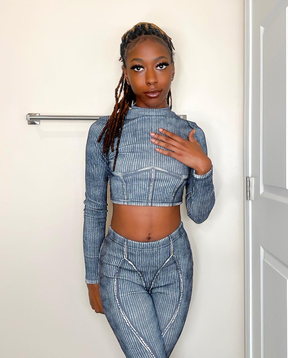 AyeKayloony's tweet image. Get up on your good foot 🦶 
#nickiandmegan 
#lochead