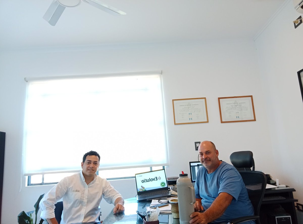 romano_nel's tweet photo. Capacitación EVOLUTIO + Mates de promedio! 
Muchas gracias al amigo César por siempre recibirnos con buena predisposición!
@ALZ_Agro 
@Santi_Caterina 
#evolutio https://t.co/1phrPUmAIP