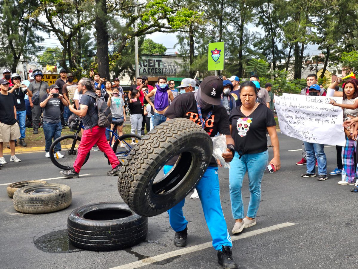 snakecancelable's tweet photo. @pattyo502 Reconociendo al grupo asqueroso que fundio la economia en Octubre? Que asco de gente 🤮 #Arevaloculpable #Octubrenegro #Semilladelmal https://t.co/WEpt2NkoyU