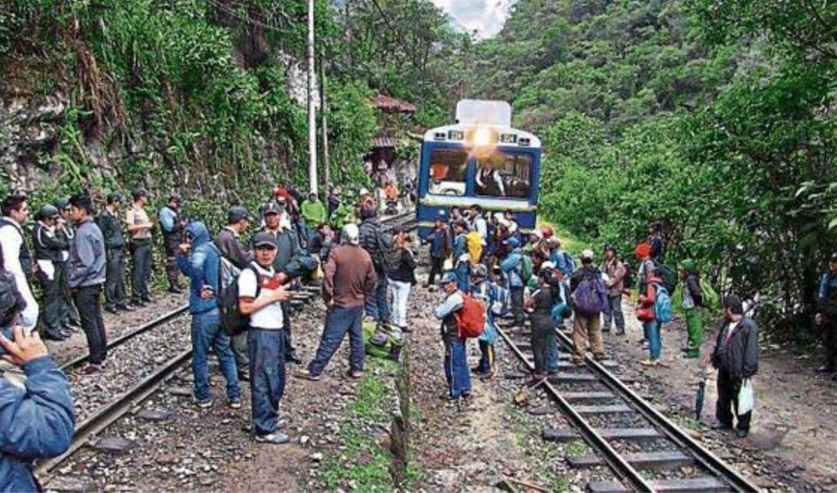 Somos el Comité de Defensa del Óvalo Gutiérrez. Convocamos a gente para  bloquear los accesos hasta que se cancele el contrato de la playa de Los Portales, un claro acto de privatización del Óvalo que me dejaron mis ancestros.
Tal cual, la lógica de la gente de Machu Picchu....