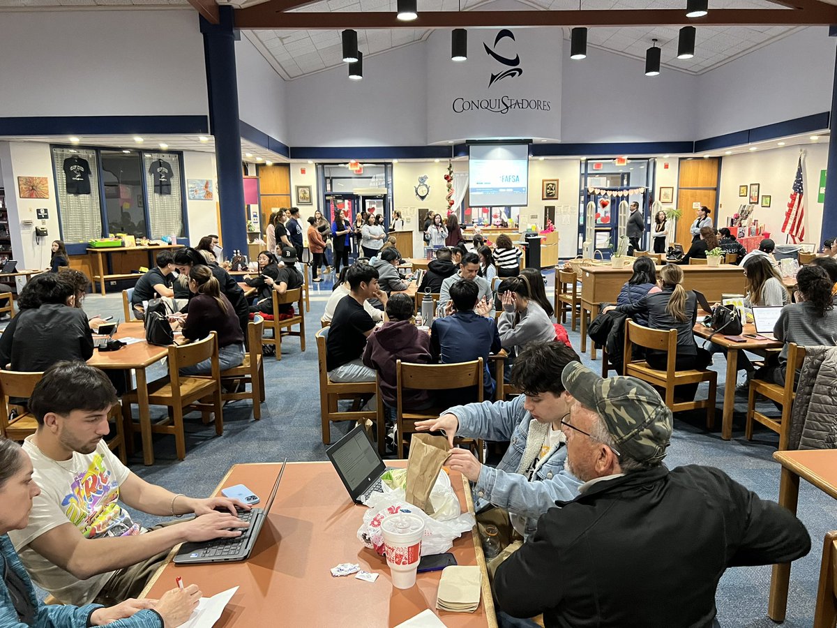 Del Valle HS hosting a packed library for our seniors at the regional FAFSA Tuesday night. Huge thanks to @EPCCNews and @UTEP for your support. @DVHSYISD @IvanCedilloYISD @YISDCounseling