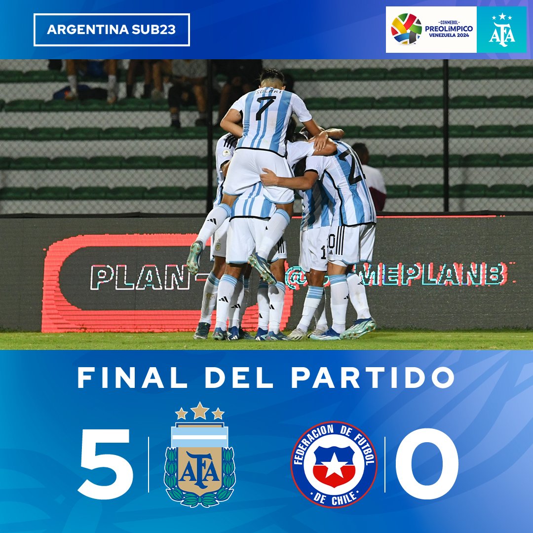 Argentina's tweet photo. 🏆 #Preolímpico

⚽ @Argentina 🇦🇷 5 (Thiago Almada x2, Santiago Castro, Aarón Quiros y Luciano Gondou) 🆚 #Chile 🇨🇱 0

👉 ¡Final del partido!

¡#Argentina está entre los mejores cuatro! 🤜🤛

🔜 El elenco comandado por Javier Mascherano jugará el próximo viernes ante #Uruguay 🇺🇾 https://t.co/MEC314kDmx