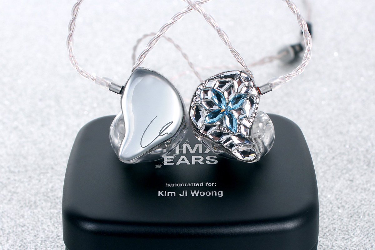 jiwoongbr's tweet photo. 🎂 | JIWOONG’s BIRTHDAY GIFTS BY JIWOONGBR AND INTERFANS 

Apesar de ainda não estarmos de volta oficialmente, gostaríamos de informar vocês que nossos presentes (da fanbase e de vocês) já foram entregues ao Jiwoong! 🥰

Os in-ear levaram um tempo a mais pra ficarem prontos por conta dos feriados de fim de ano, mas assim que finalizados, foram entregues junto a um par de Air Jordans personalizados a pedido da KJWBR para ele!

Tudo foi entregue no dia 25 de Janeiro, 2024, na porta da WakeOne. 

Espero que vocês tenham gostado do resultado do par de tênis e do in-ear e esperamos poder trazer novos projetos como esse logo 🤍

1/2 

#ZEROBASEONE #ZB1 #제로베이스원 #KIMJIWOONG #김지웅