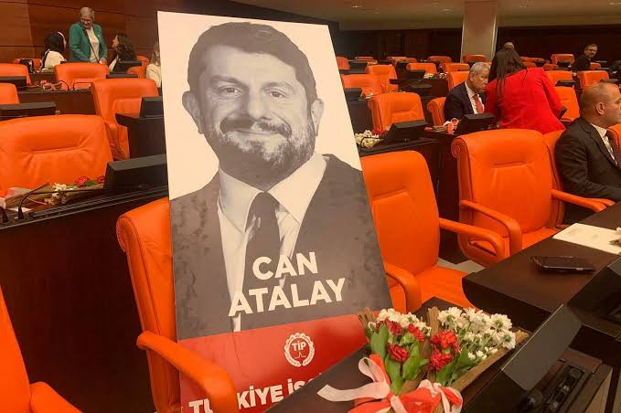 Türkiye İşçi Partisi (TİP) Hatay Milletvekili Can Atalay hakkındaki Yargıtay kararı TBMM'de okundu, Atalay'ın vekilliği düşürüldü. Can Atalay'ın vekilliğininhukuka aykırı bir biçimde düşürülmesinin ardından TİP, Türkiye çapında protesto eylemi yapacak.