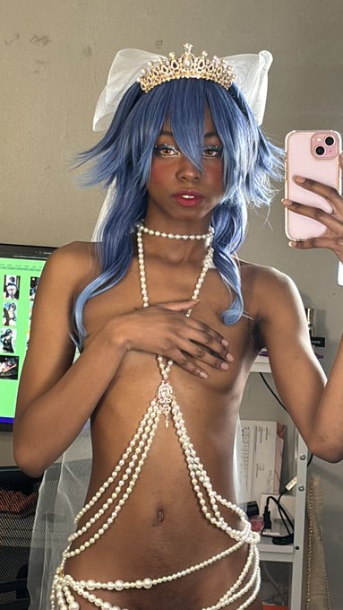 um don’t look at my monitor i was doing research but layla is finally happening ?❄️ https://t.co/SyK