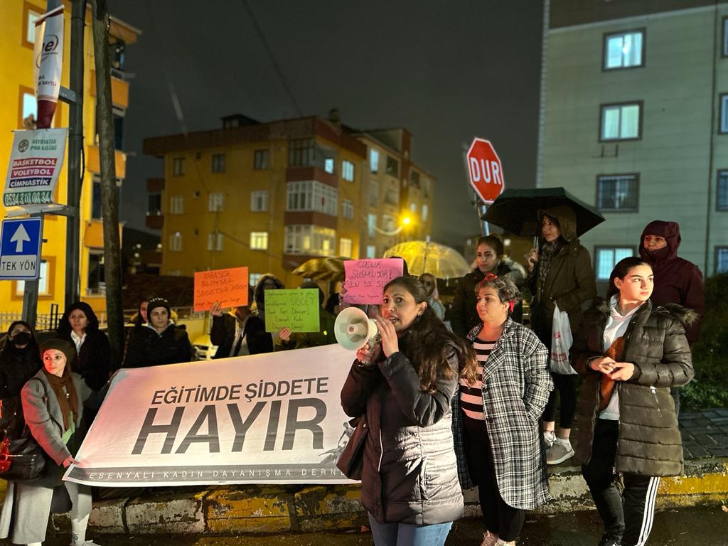 Esenyalı Kadın Dayanışma Derneği, hazırladıkları raporda 1 Ocak-31 Aralık 2023 tarihleri arasında 4 bin 760 kadın, 25 genç kız, 3 lise öğrencisi, 5 kız çocuğu, 5 erkek çocuğu olmak üzere toplam 4 bin 798 kişinin derneğe başvurduğunu belirtti.