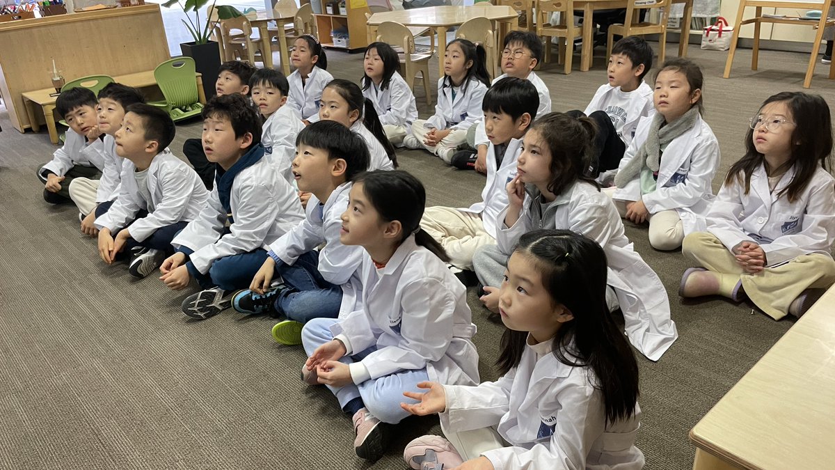 Our G1s at @Intl_Chadwick got to connect with @FizzicsEd down in Australia for some liquid nitrogen fun to help them think like scientists for their states of matter unit! #intl_chadwick